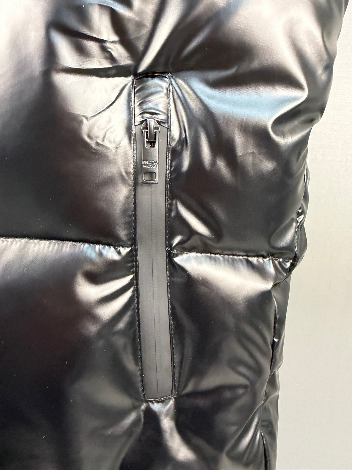 Gilet en duvet à col montant brillant avec bande rouge PRADA