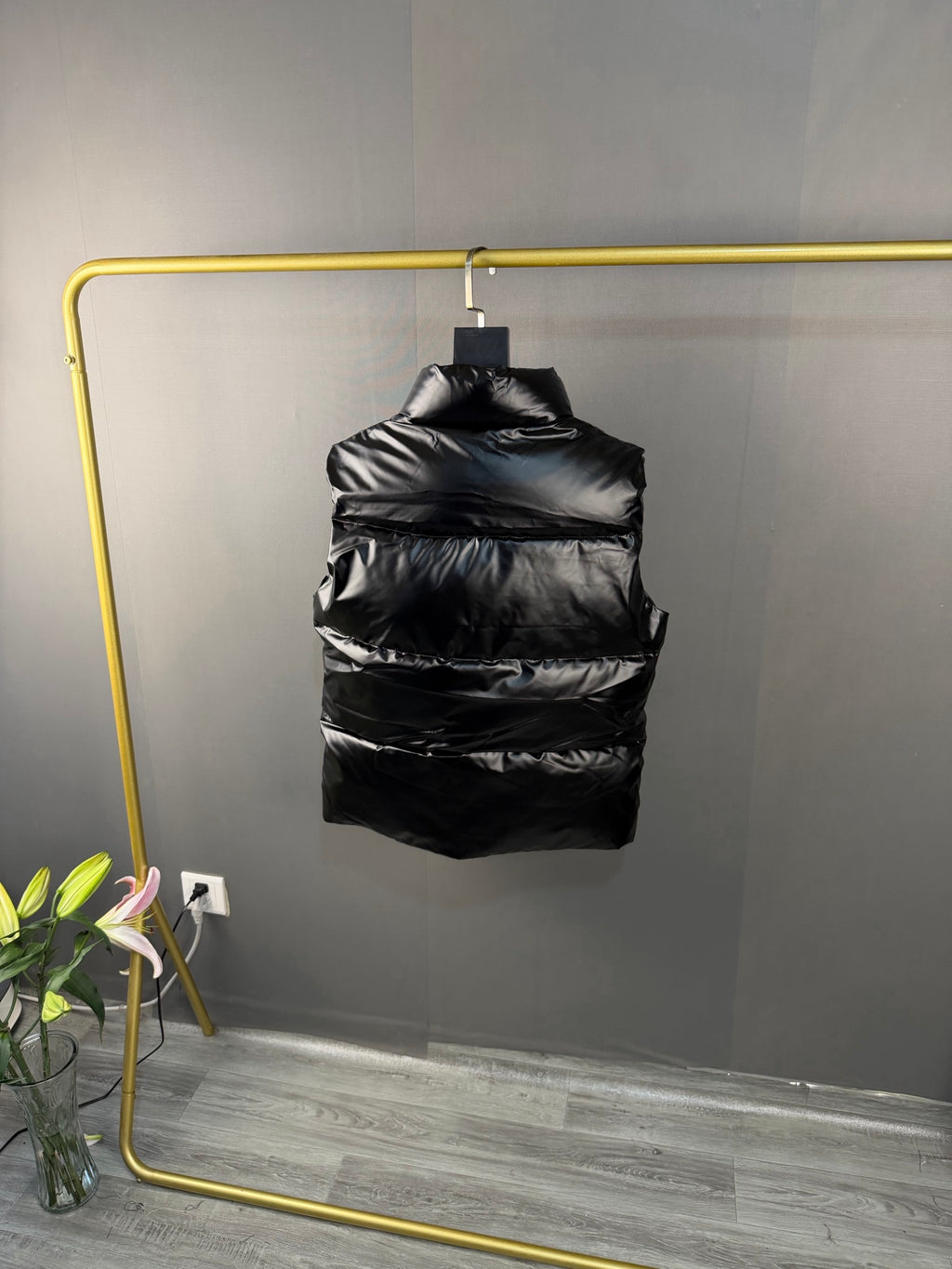 Gilet en duvet à col montant brillant avec bande rouge PRADA
