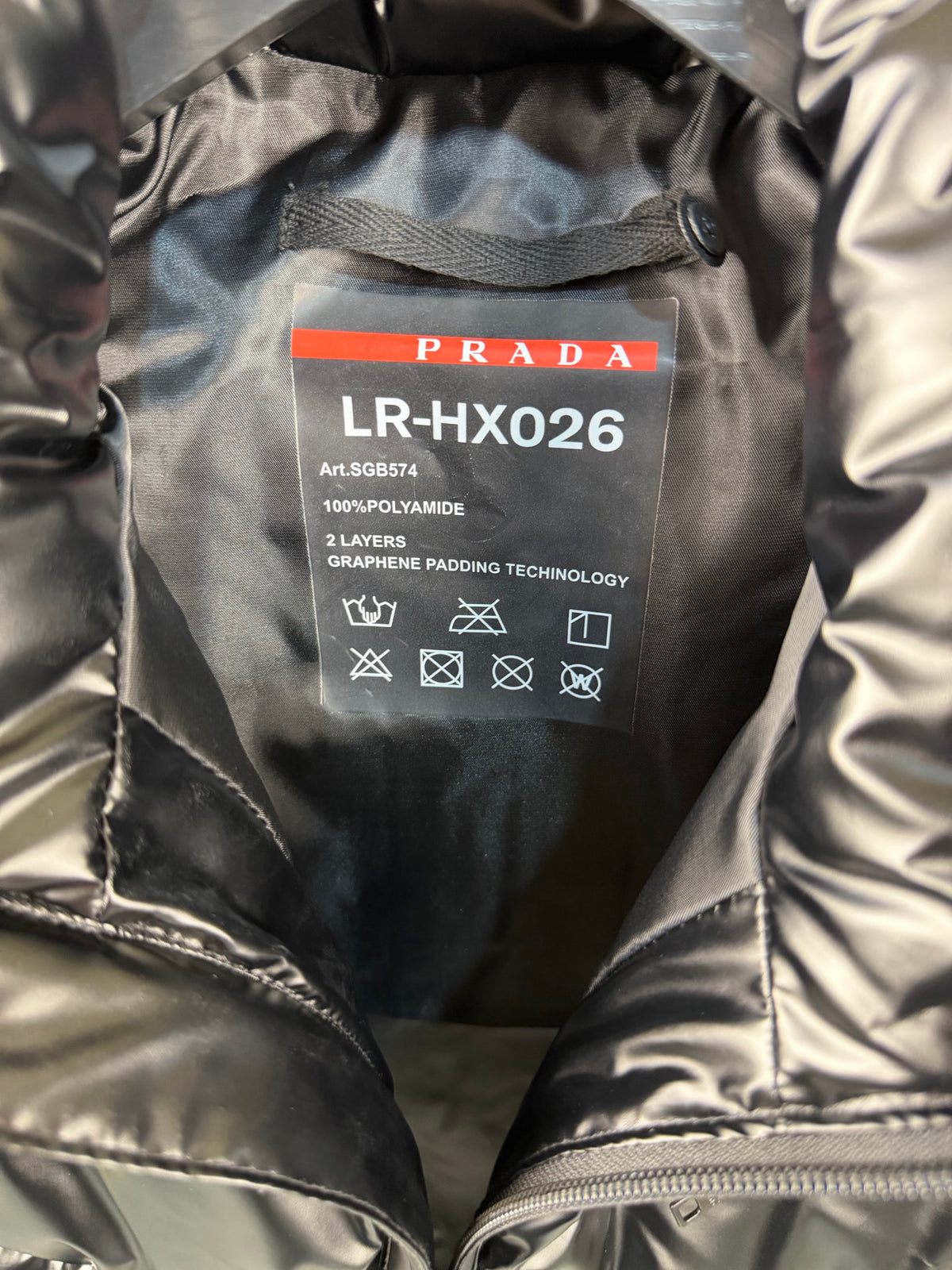 Gilet en duvet à col montant brillant avec bande rouge PRADA