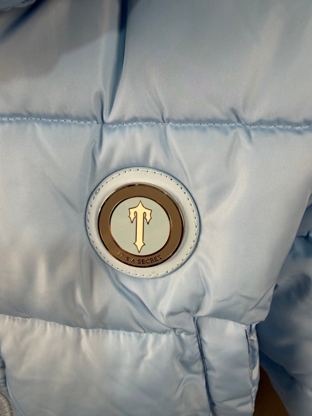 Doudoune courte à capuche brodée bleu clair TRAPSTAR