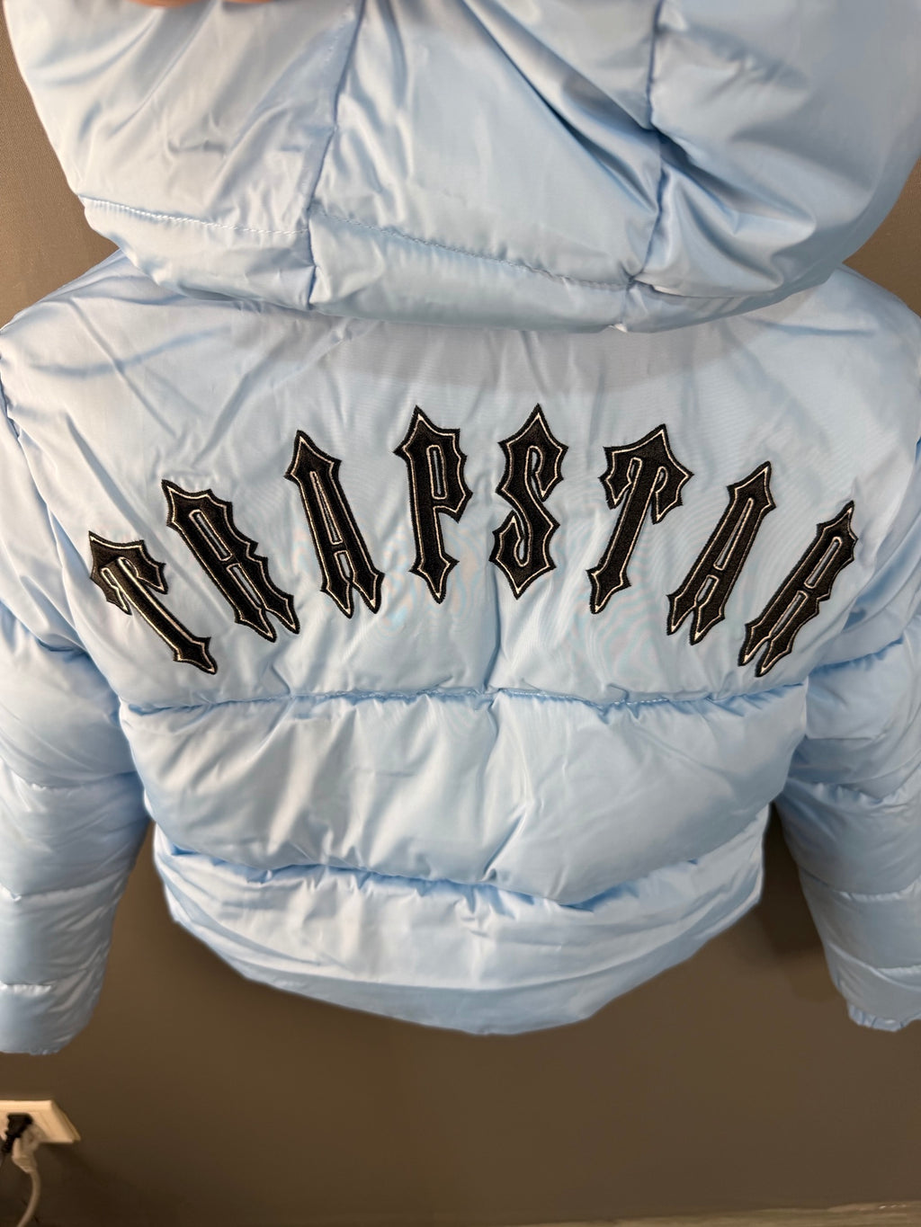 Doudoune courte à capuche brodée bleu clair TRAPSTAR