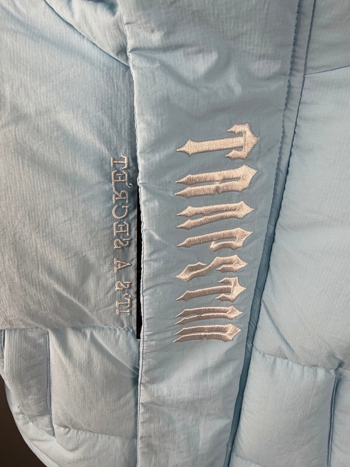 Doudoune courte à capuche bleu clair TRAPSTAR avec broderie verticale