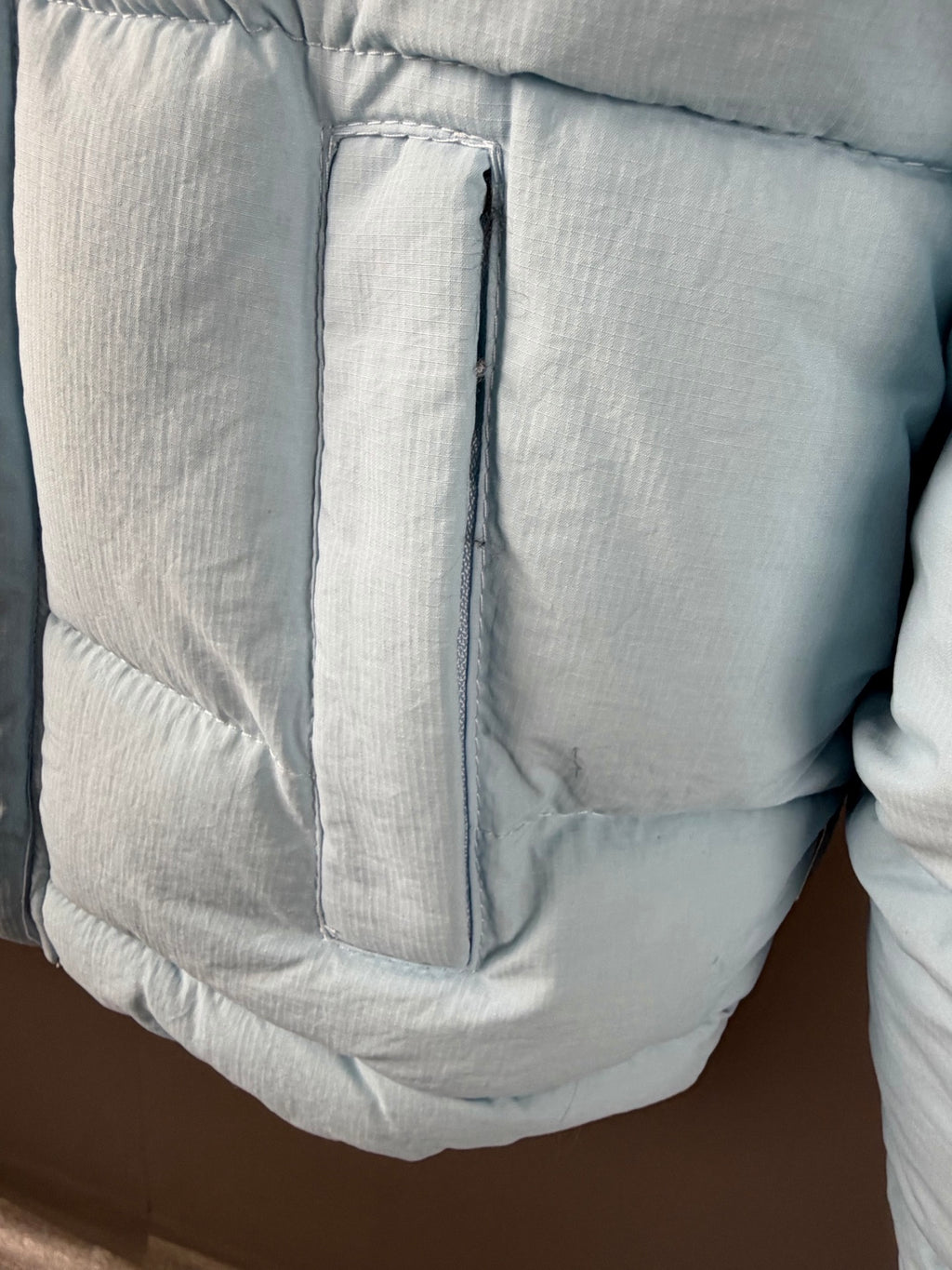 Doudoune courte à capuche bleu clair TRAPSTAR avec broderie verticale