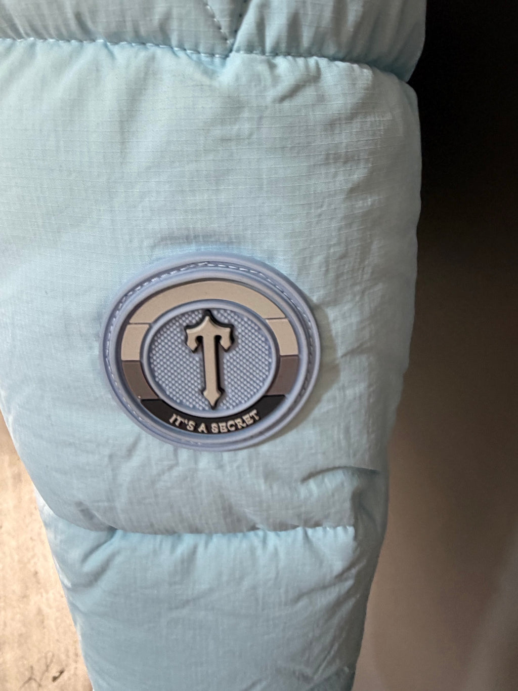 Doudoune courte à capuche bleu clair TRAPSTAR avec broderie verticale