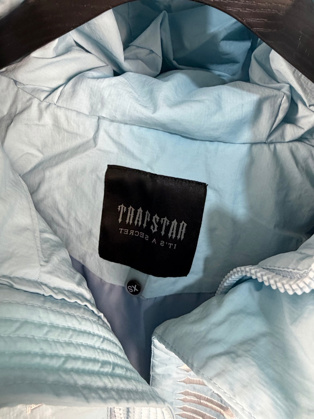 Doudoune courte à capuche bleu clair TRAPSTAR avec broderie verticale