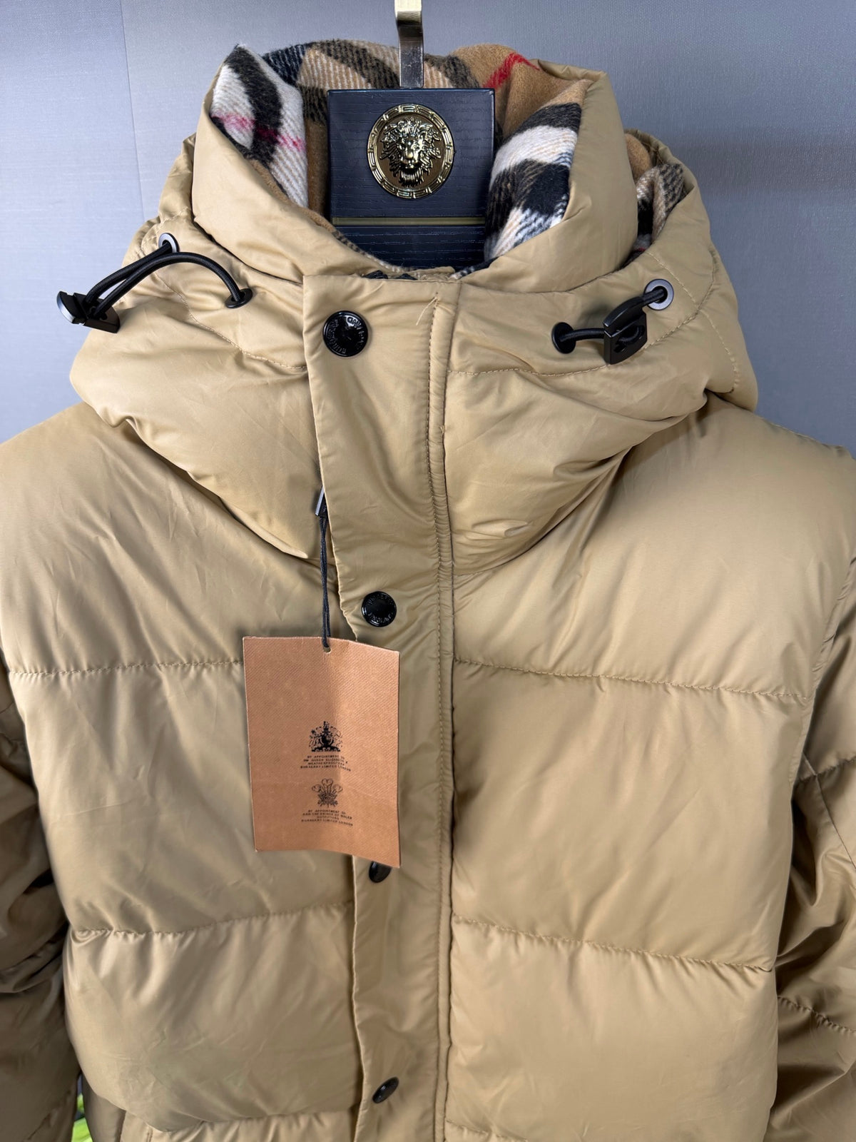 Blouson matelassé court à capuche avec doublure à carreaux*