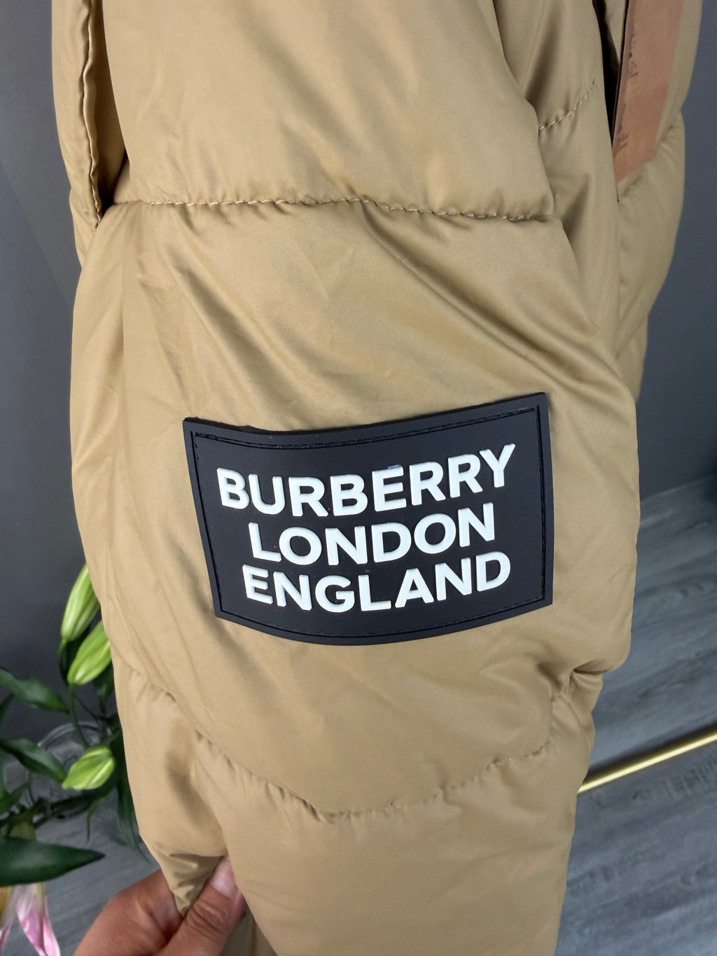 Blouson matelassé court à capuche avec doublure à carreaux*
