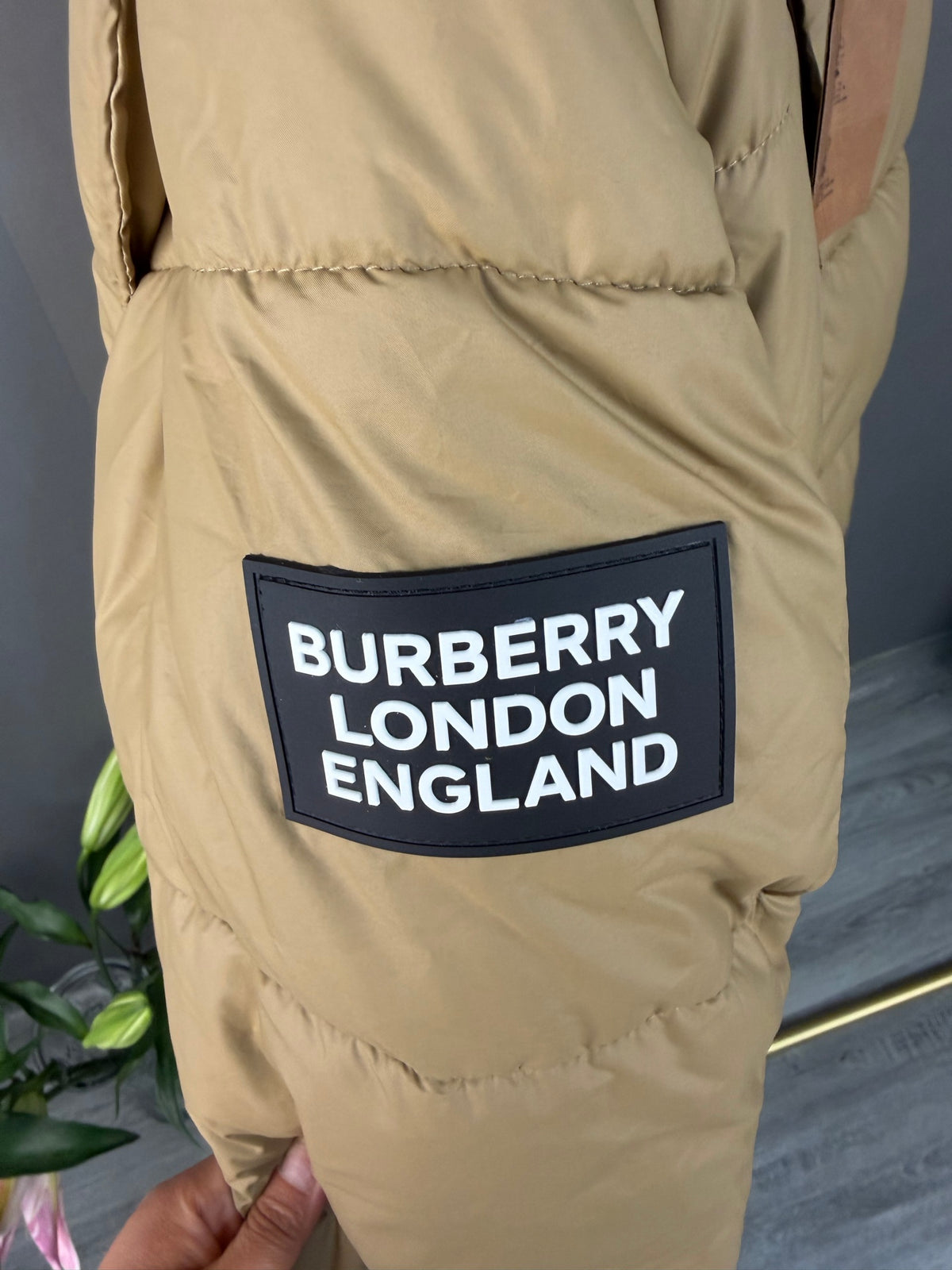 Blouson matelassé court à capuche avec doublure à carreaux*