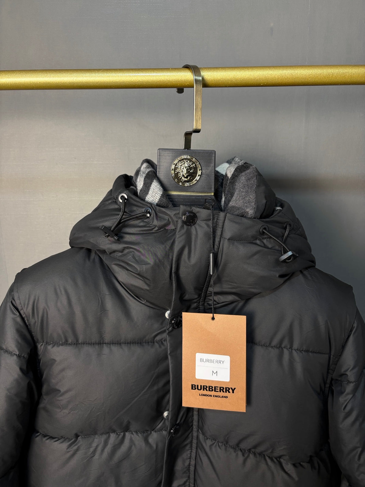 Blouson matelassé court à capuche avec doublure à carreaux*