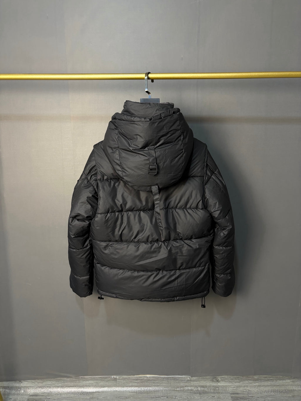 Blouson matelassé court à capuche avec doublure à carreaux*