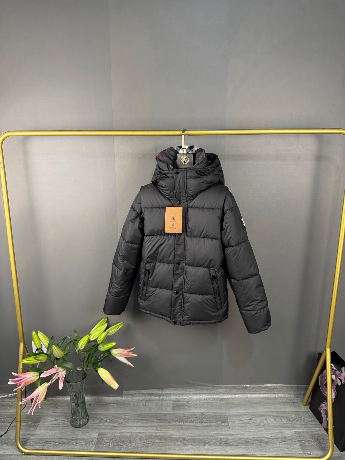 Blouson matelassé court à capuche avec doublure à carreaux*