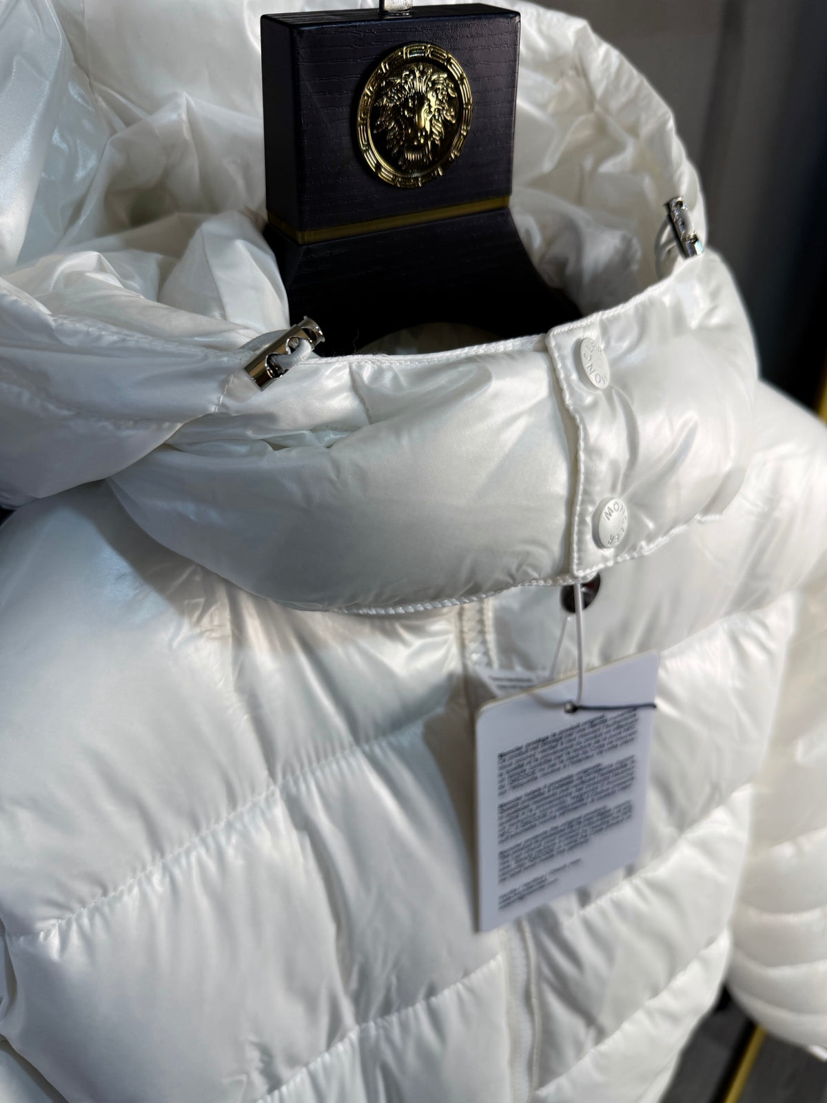 Marque et modèle：Doudoune courte à capuche brillante Moncler
