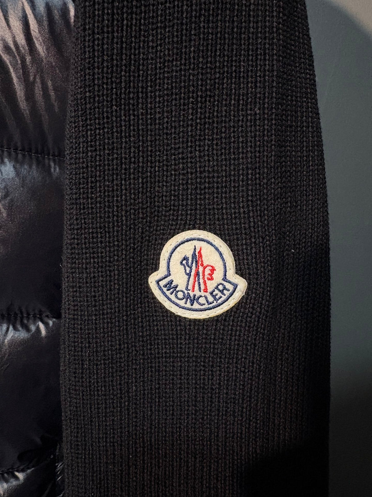 Blouson matelassé à col droit et manches en tricot Moncler**