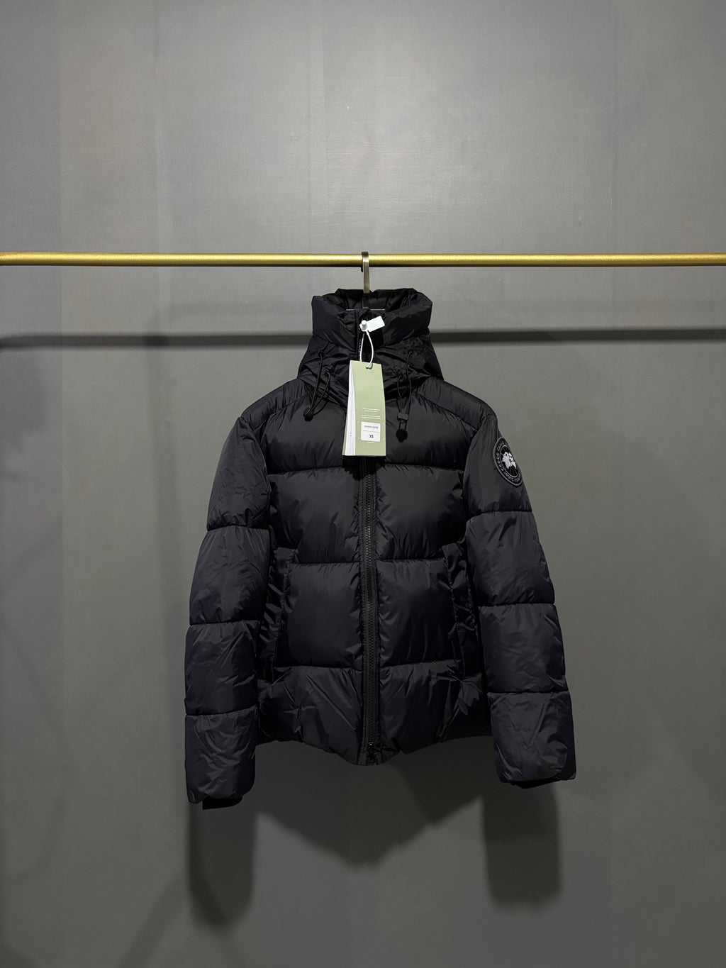 Blouson matelassé à capuche Black Label Canada Goose, coupe courte**