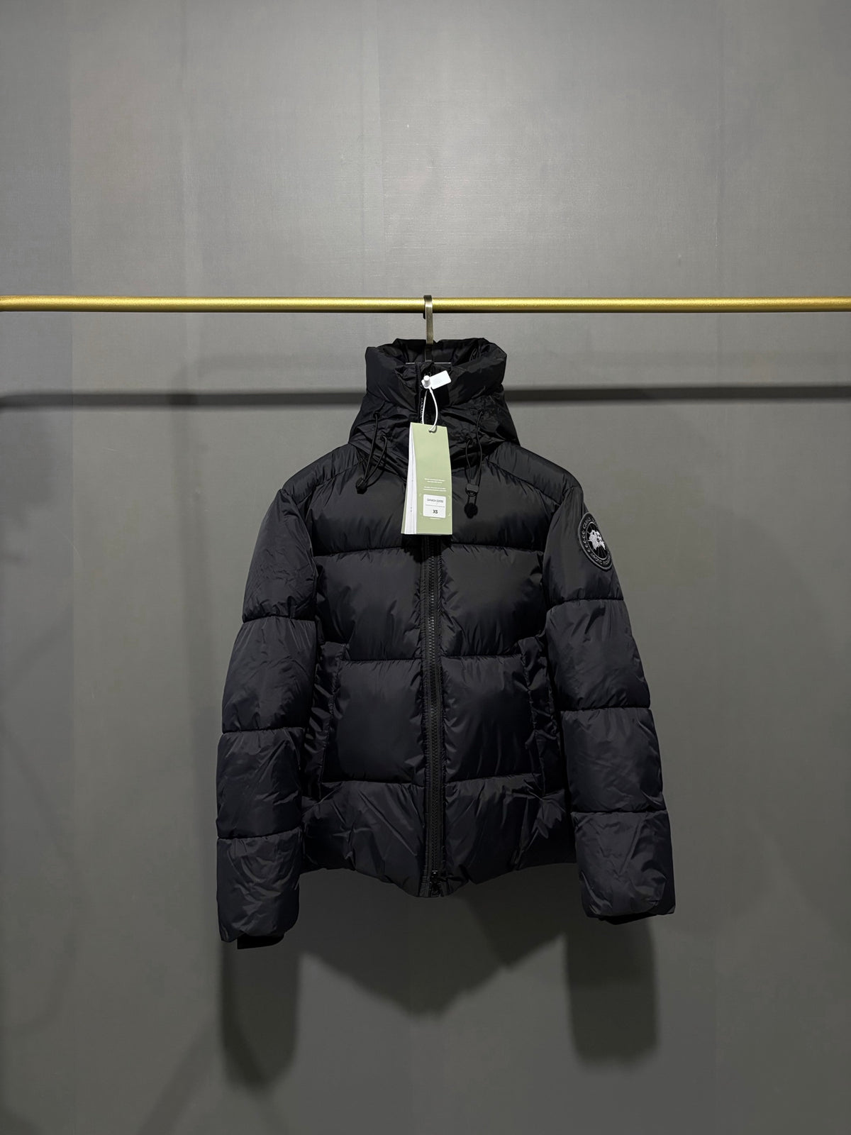 Blouson matelassé à capuche Black Label Canada Goose, coupe courte**