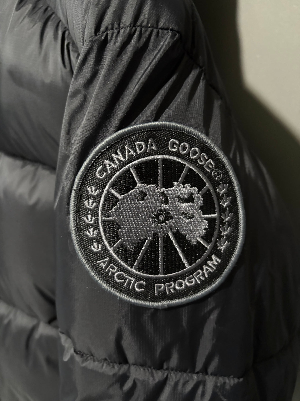 Blouson matelassé à capuche Black Label Canada Goose, coupe courte**