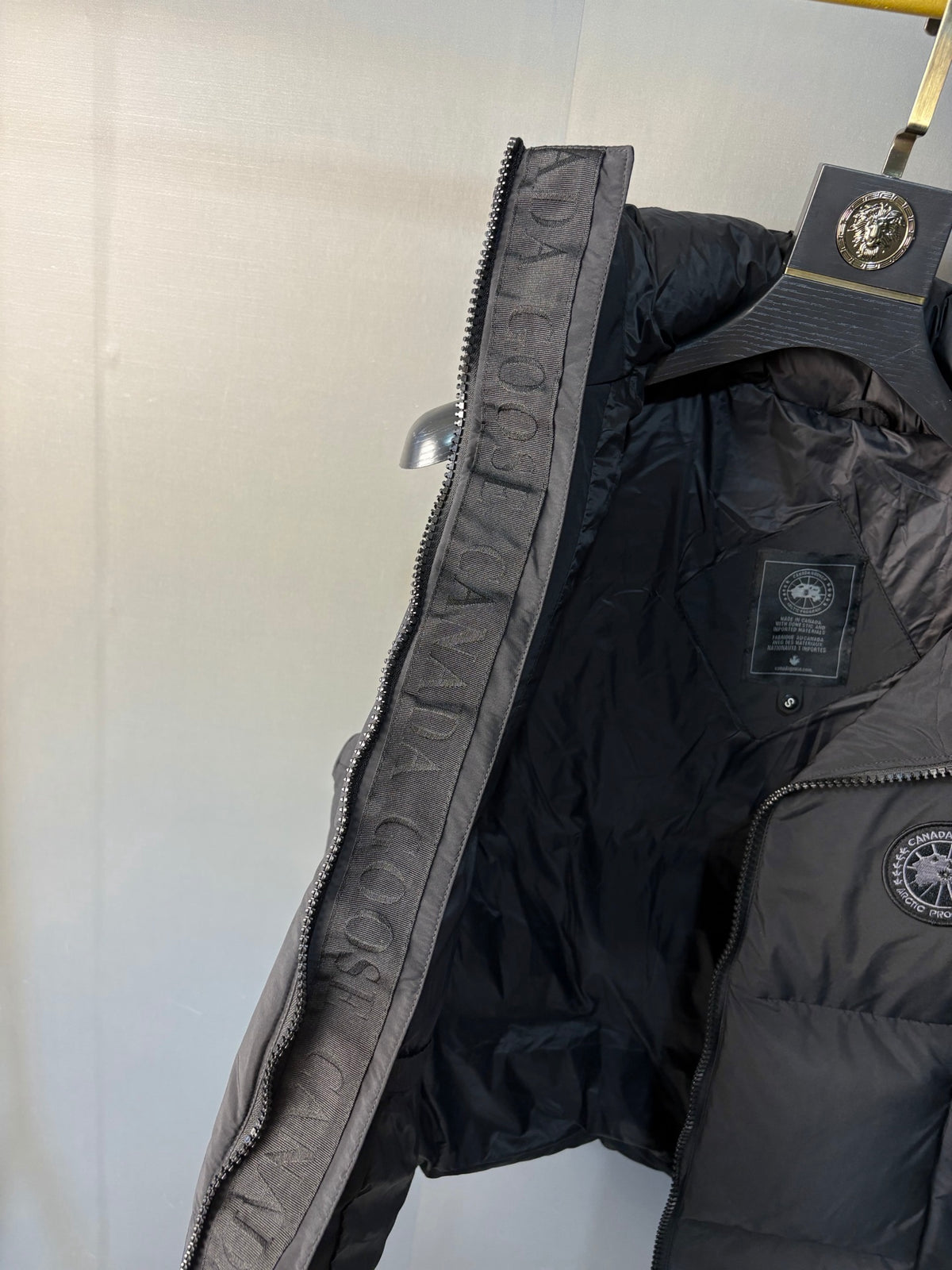 Gilet matelassé zippé à col droit Black Label Canada Goose**