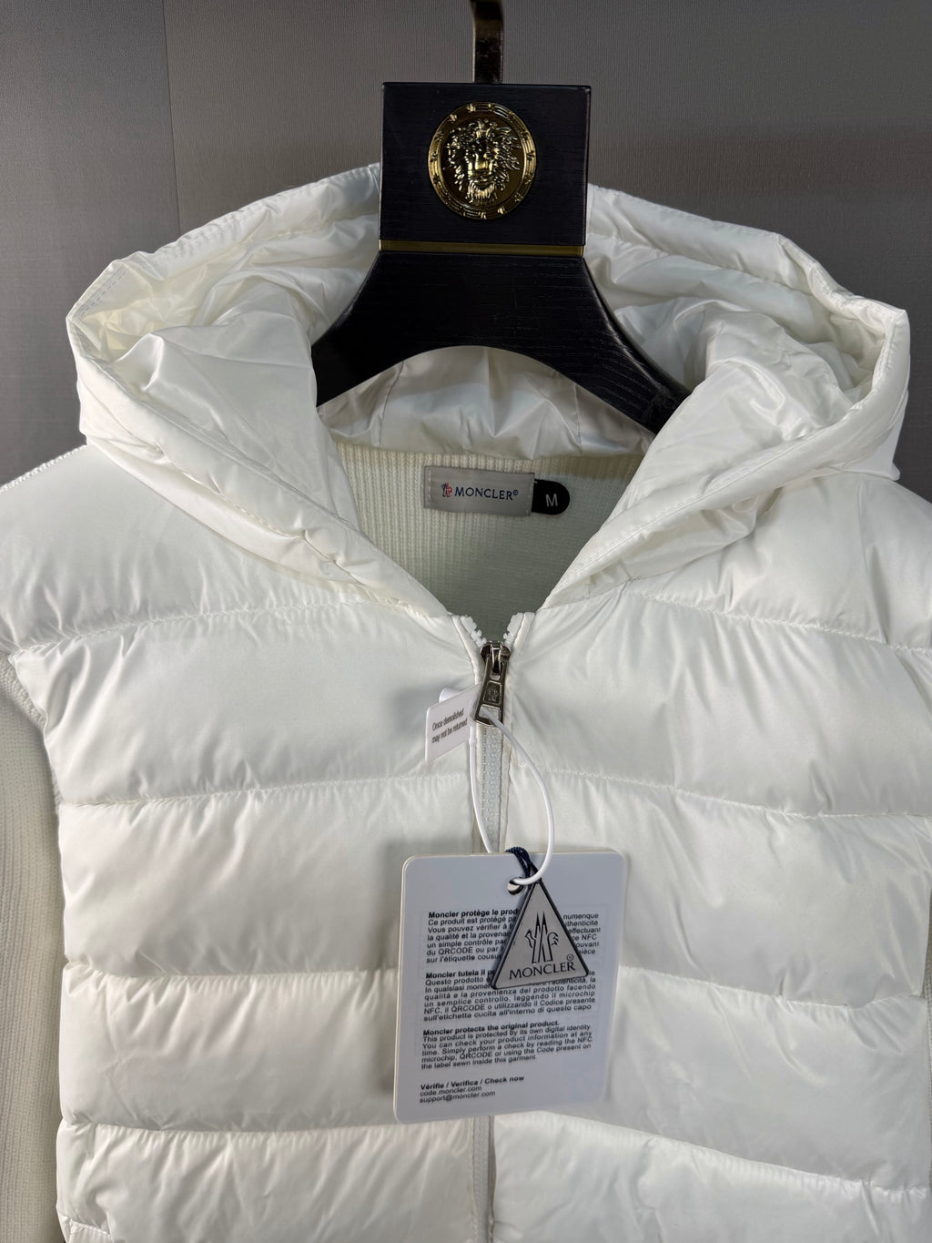 Moncler Veste hybride à capuche en duvet (Noir / Blanc)