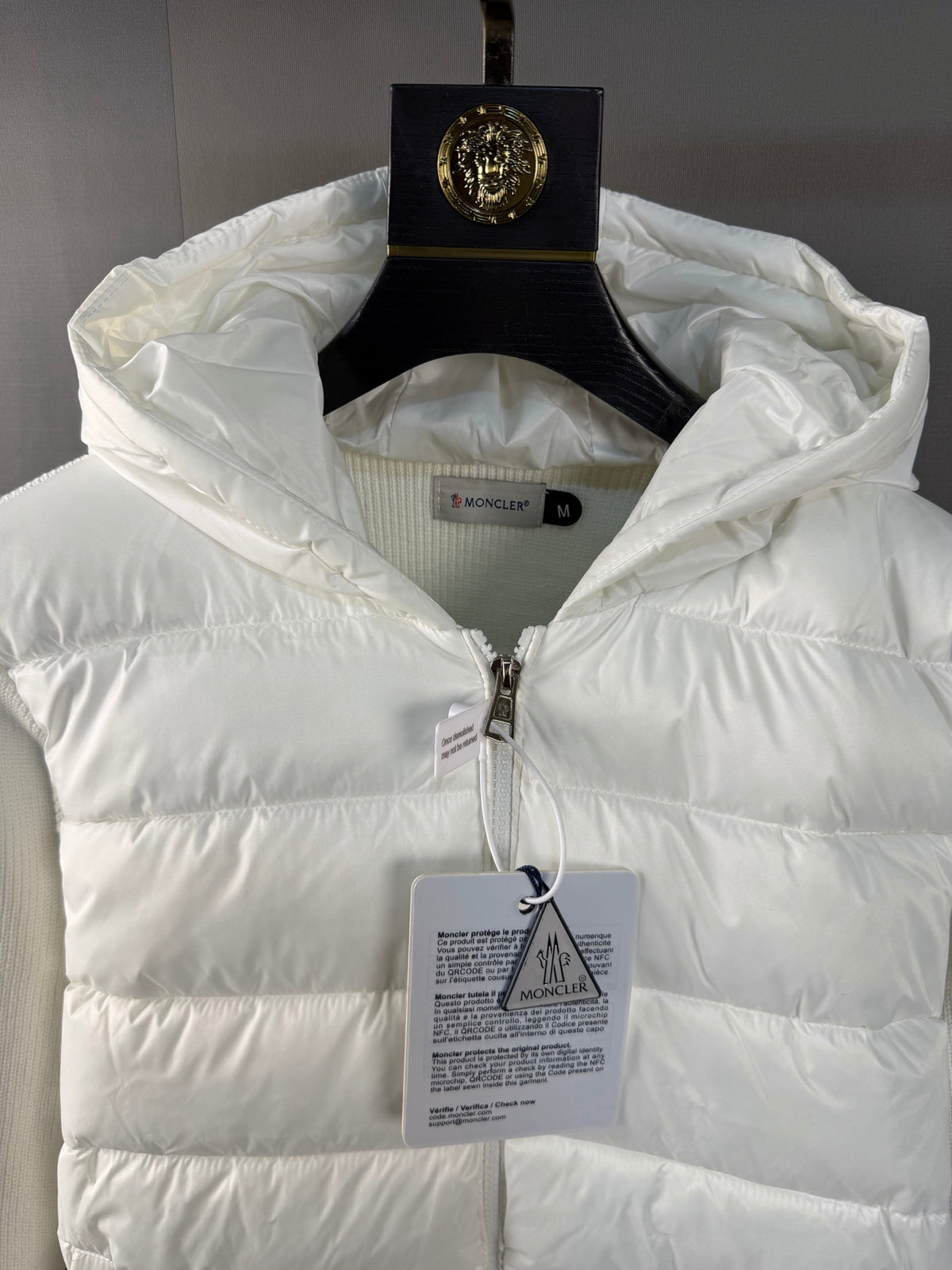 Moncler Veste hybride à capuche en duvet (Noir / Blanc)