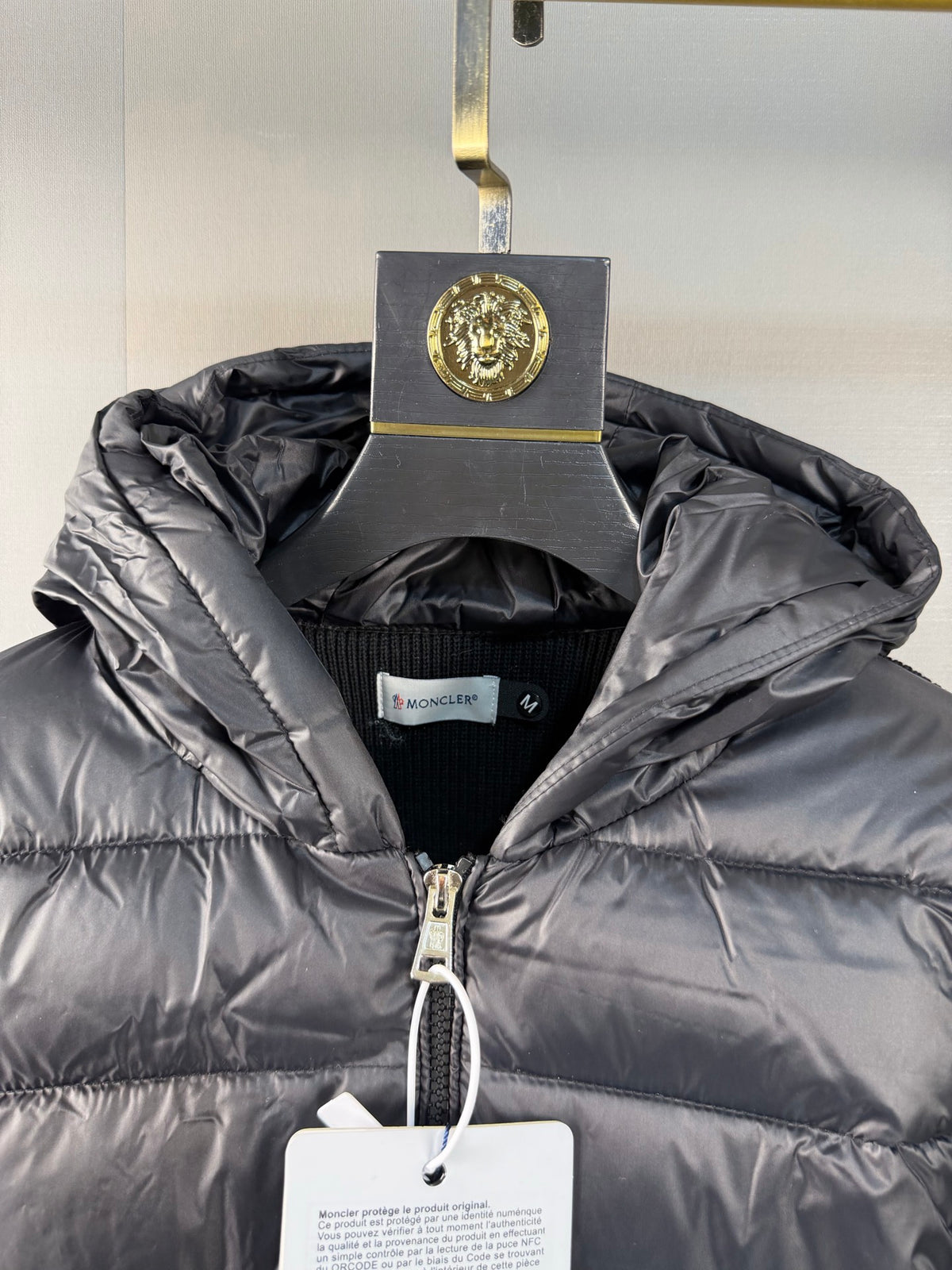 Moncler Veste hybride à capuche en duvet (Noir / Blanc)