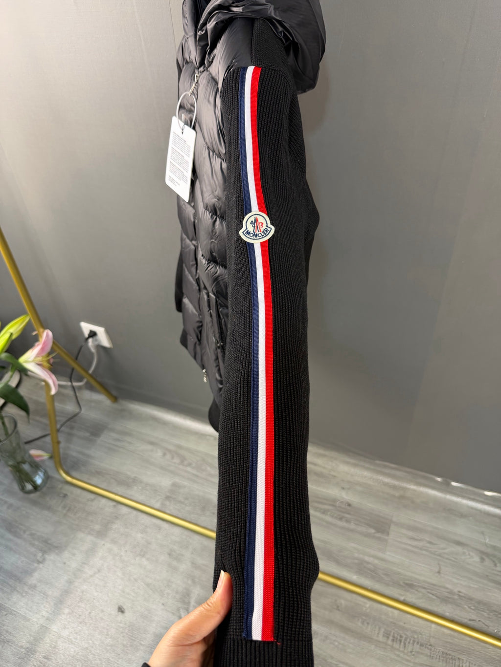 Moncler Veste hybride à capuche en duvet (Noir / Blanc)