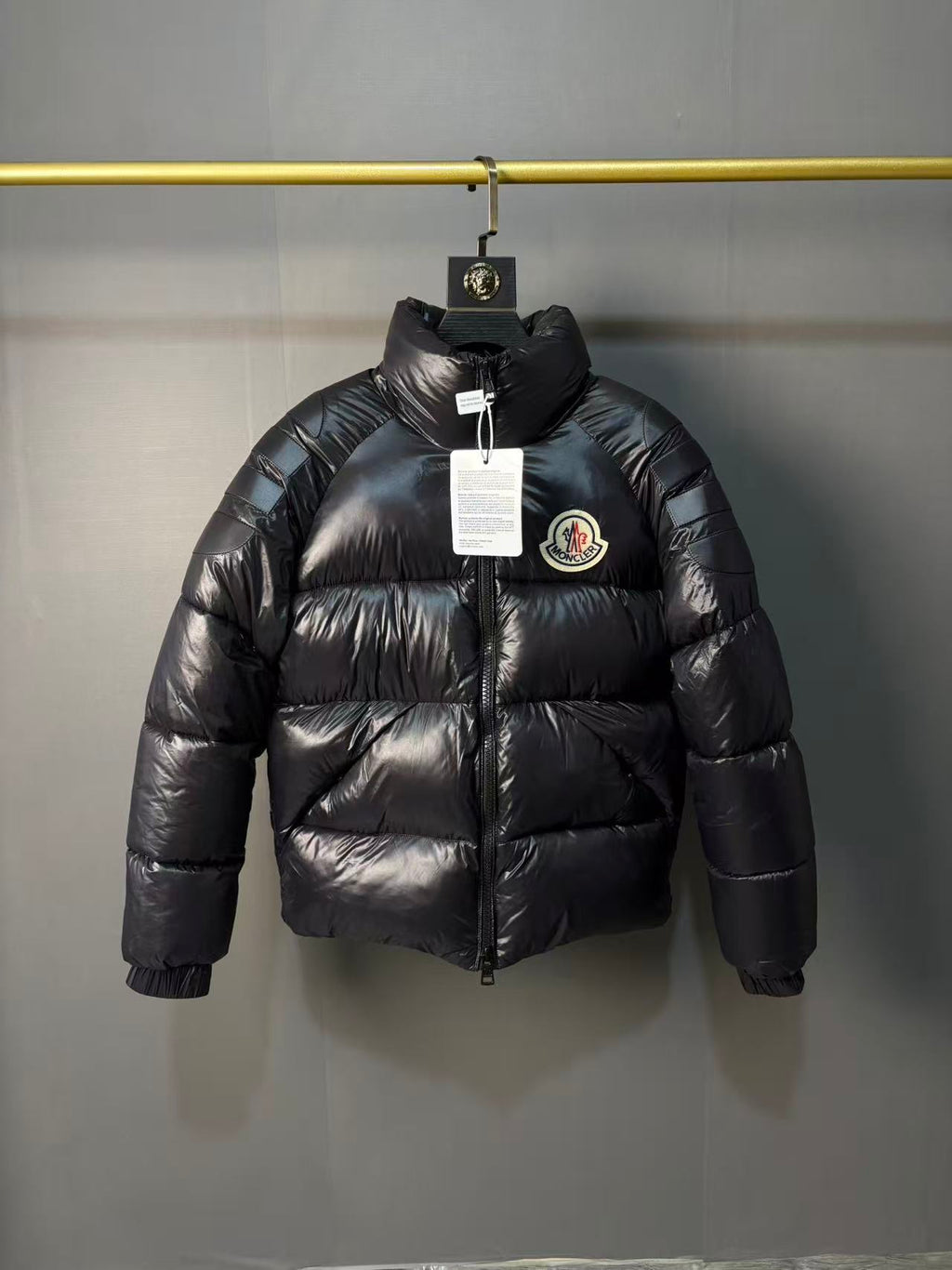 Moncler Doudoune courte brillante à col montant (Noir)
