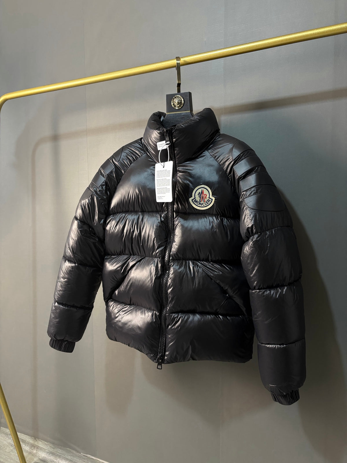 Moncler Doudoune courte brillante à col montant (Noir)