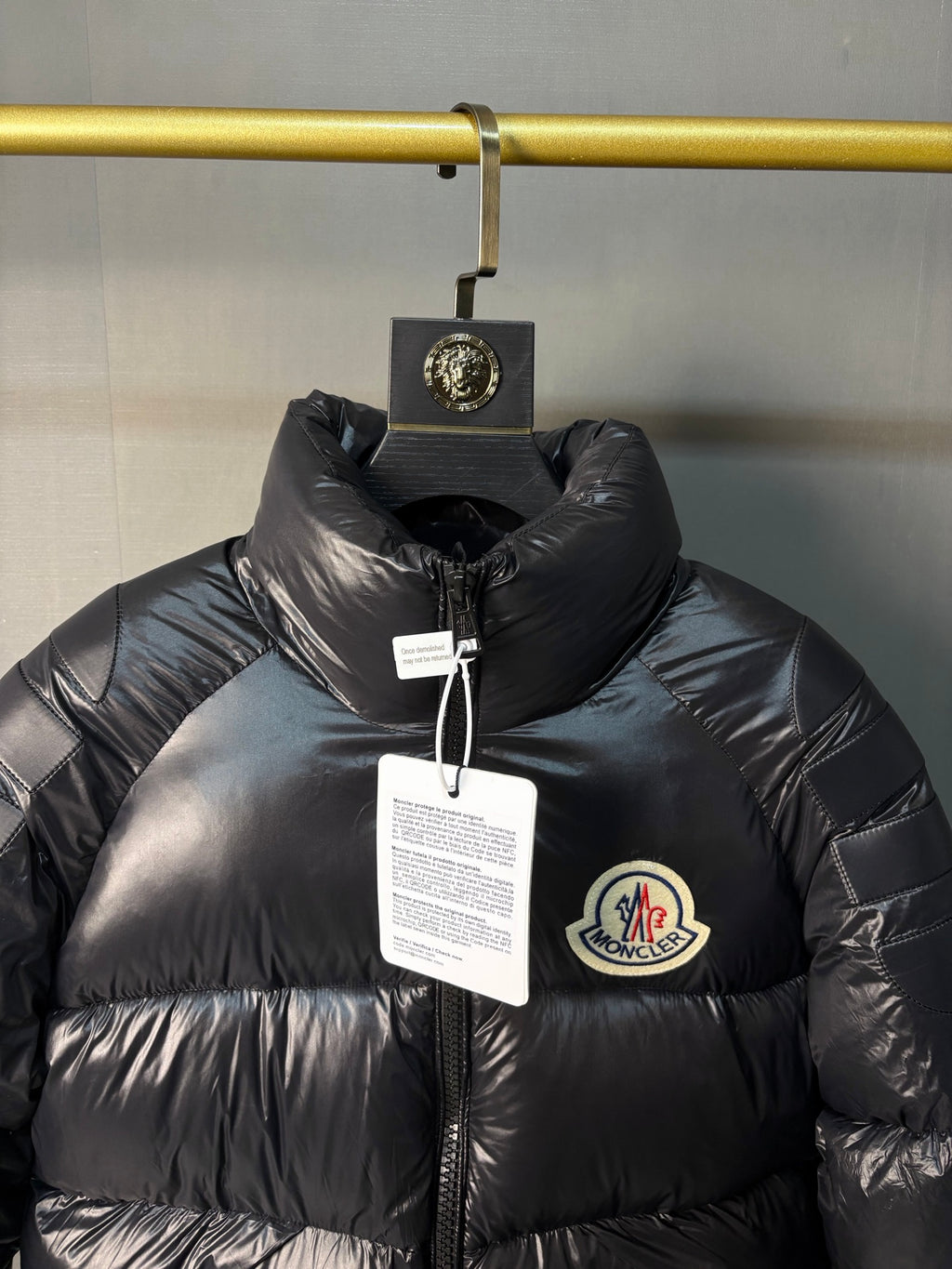 Moncler Doudoune courte brillante à col montant (Noir)