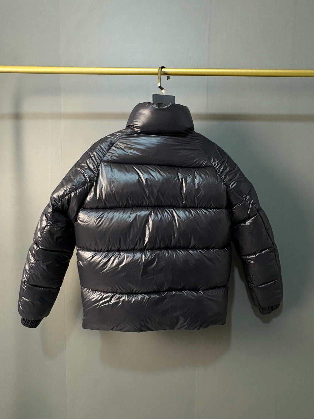 Moncler Doudoune courte brillante à col montant (Noir)
