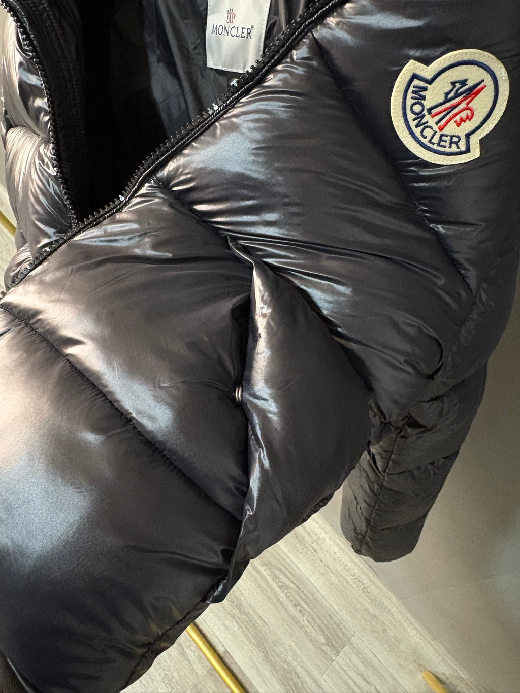 Moncler Doudoune courte brillante à col montant (Noir)