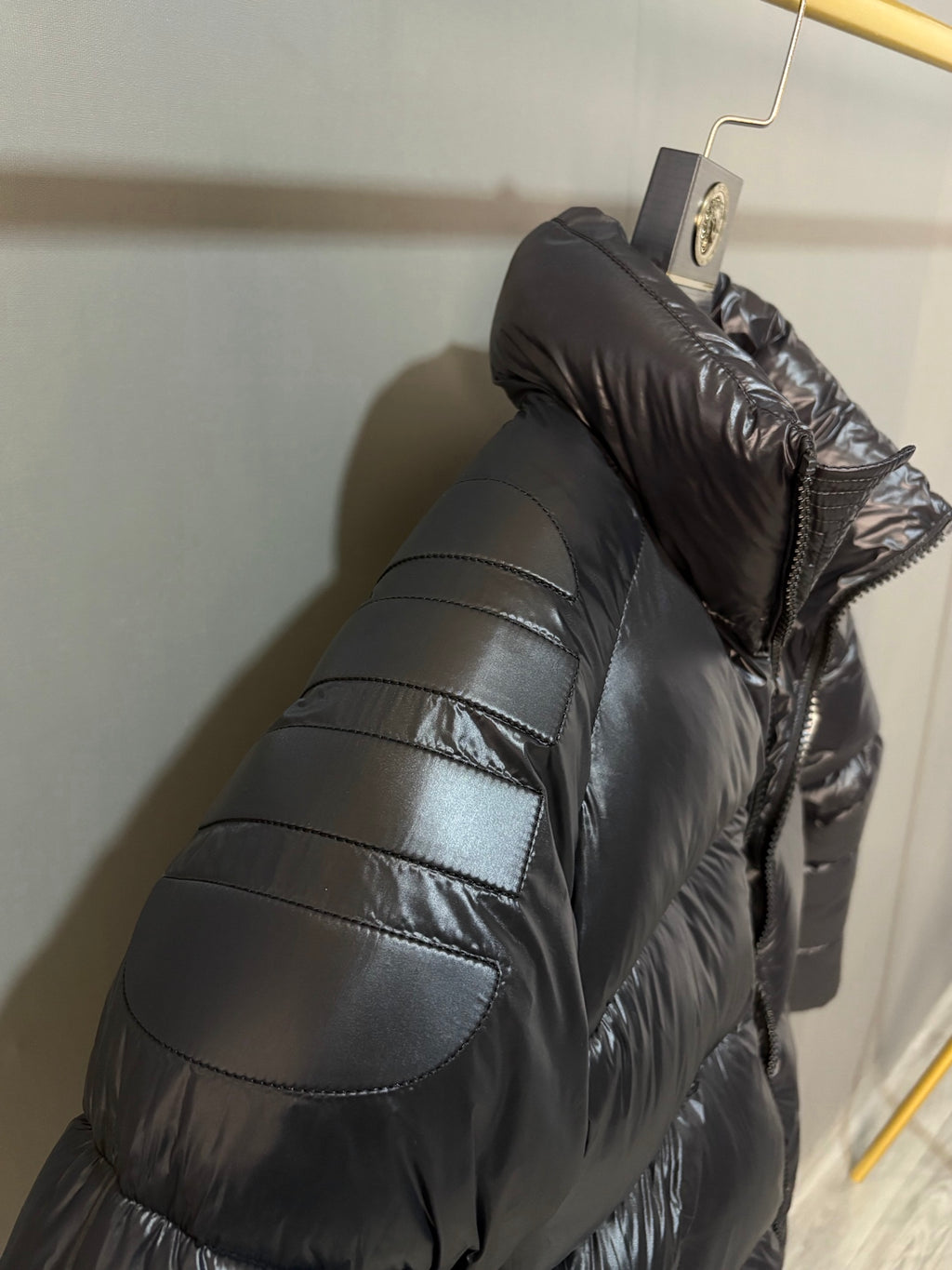 Moncler Doudoune courte brillante à col montant (Noir)