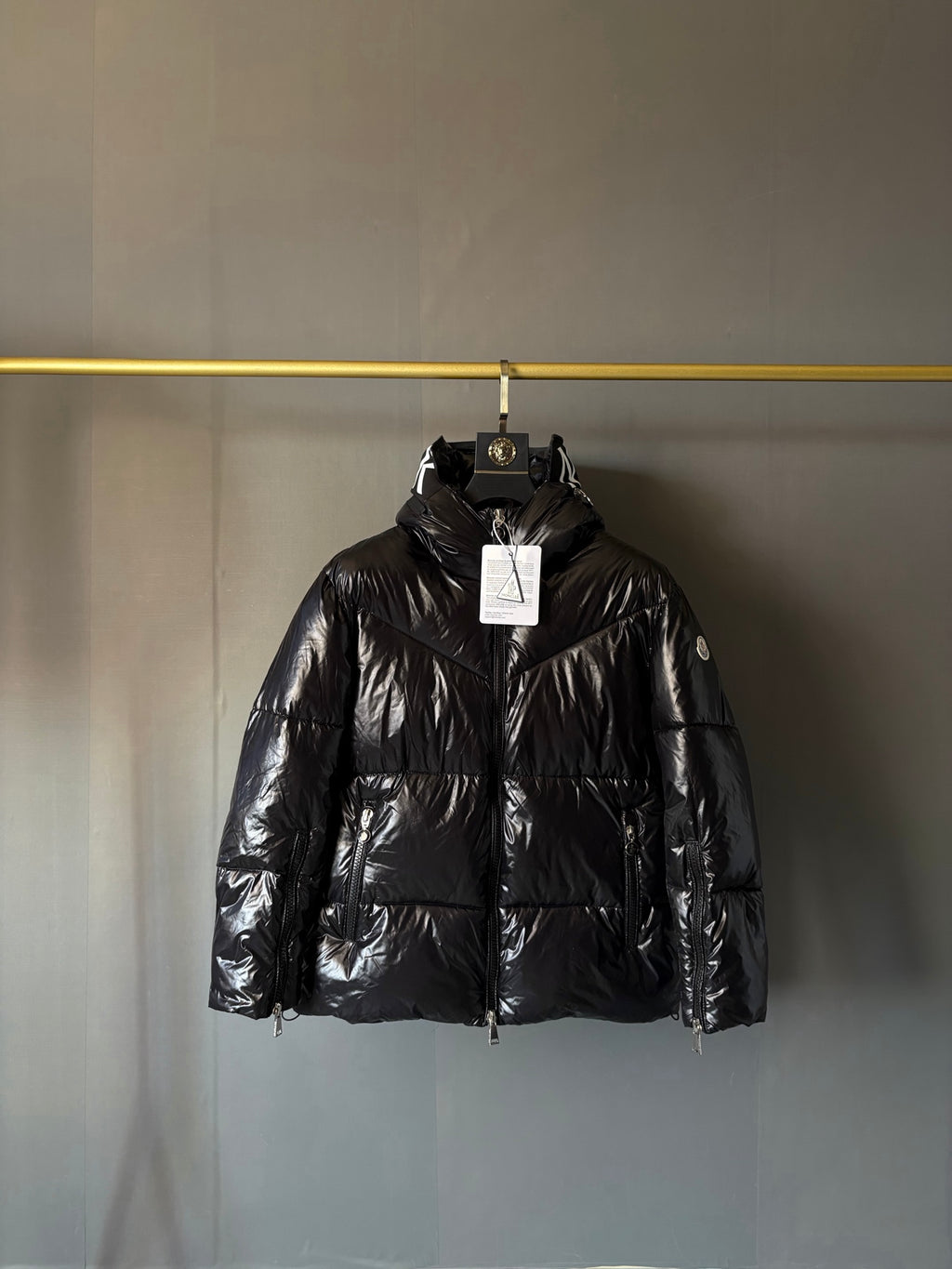 Moncler Doudoune courte brillante à capuche (Noir)