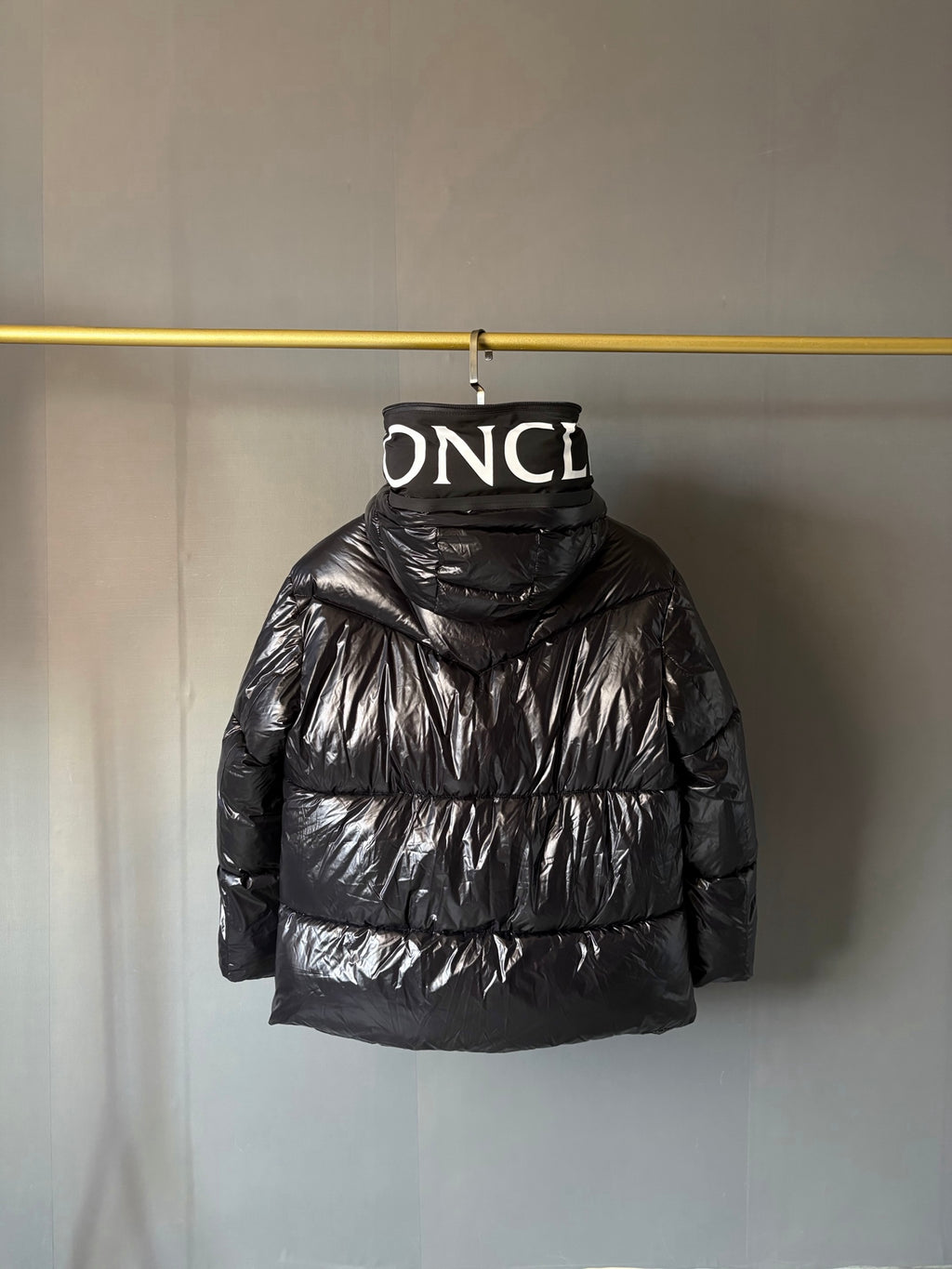 Moncler Doudoune courte brillante à capuche (Noir)