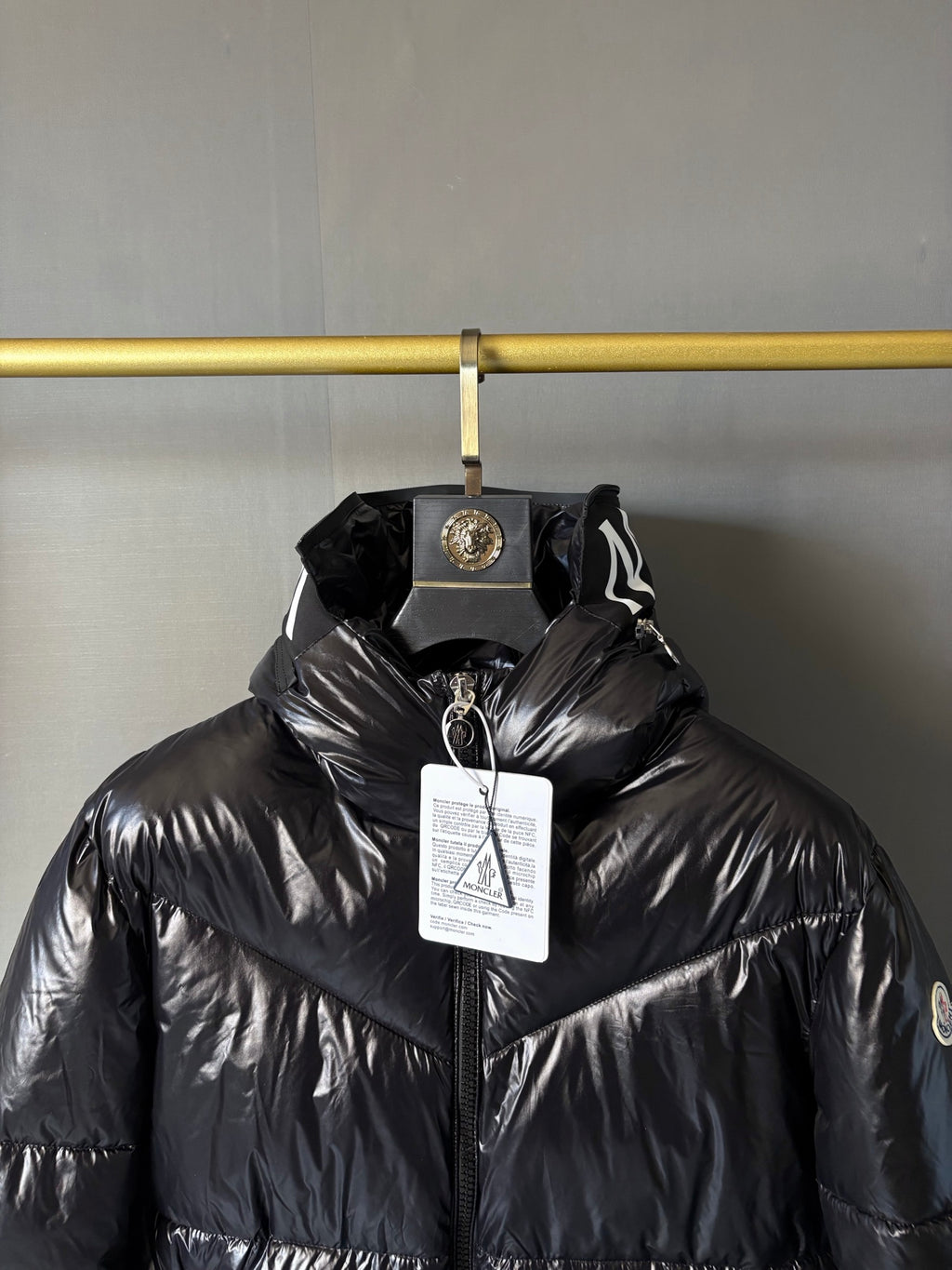 Moncler Doudoune courte brillante à capuche (Noir)