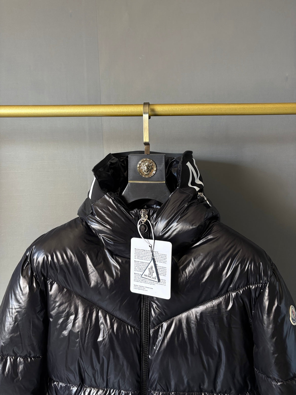 Moncler Doudoune courte brillante à capuche (Noir)