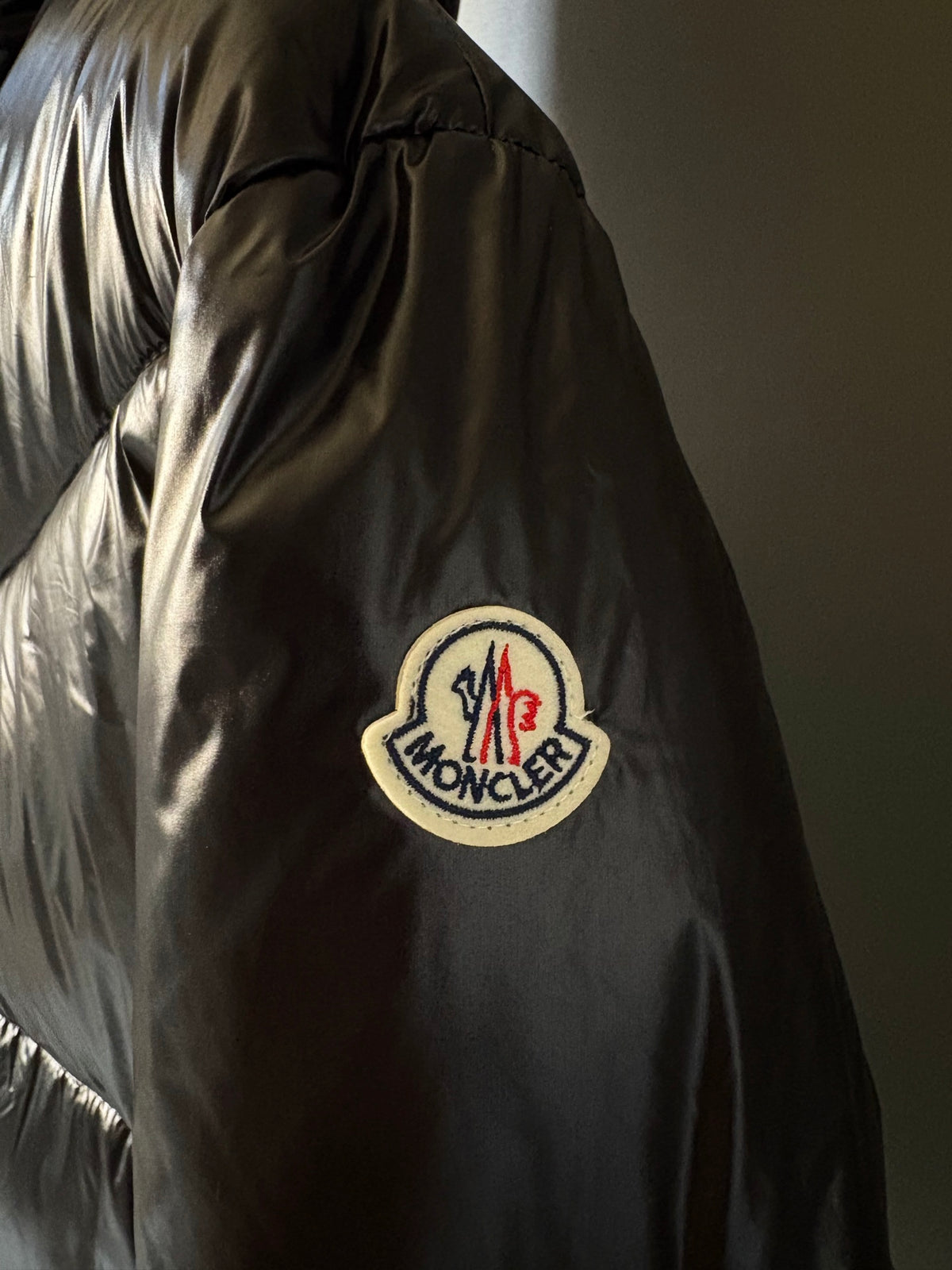 Moncler Doudoune courte brillante à capuche (Noir)