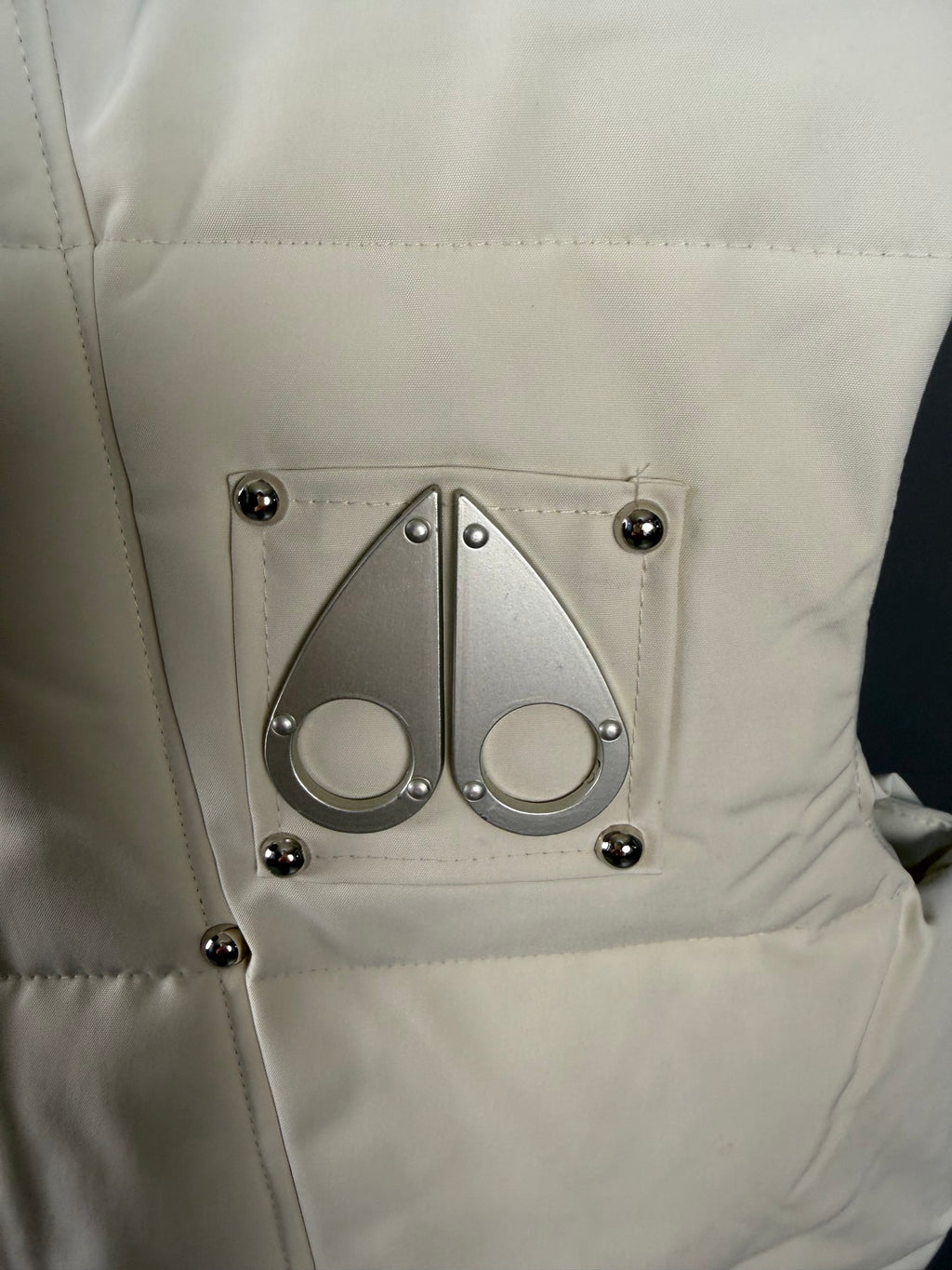 Moose Knuckles Gilet en duvet à col montant (Blanc cassé)