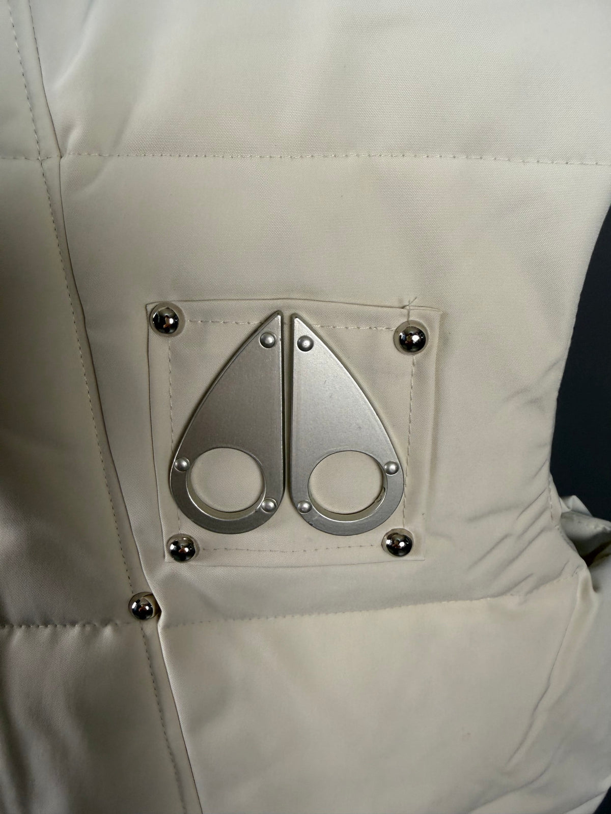 Moose Knuckles Gilet en duvet à col montant (Blanc cassé)